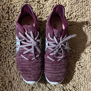 NIKE AIR MAX COMFORT SOLE TENNIS SHOE